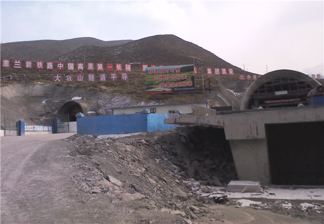 高频振动器隧道现场2